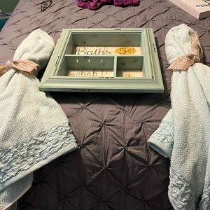 Bathroom set 2 towels & a picture to hang. See photos. Excellent condition.